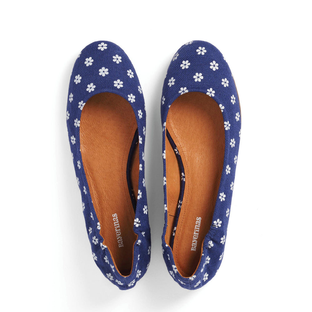 Klassische Ballerinas aus blauem Leinen mit handbedrucktem Muster