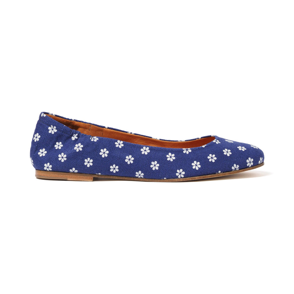 Klassische Ballerinas aus blauem Leinen mit handbedrucktem Muster, Seitenansicht