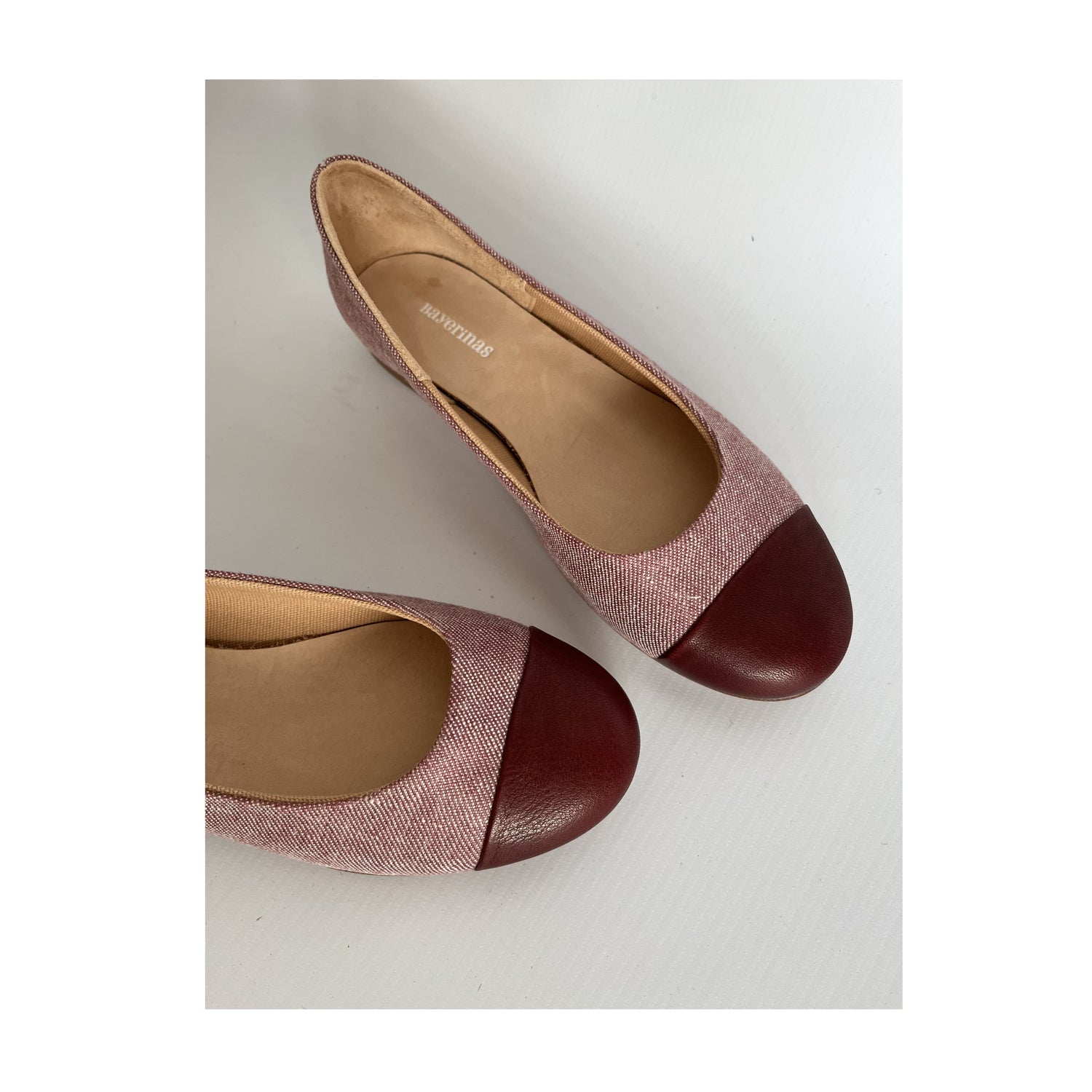 Cap toe Ballerinas in burgundy und rosa aus leinen und lederkappe detail