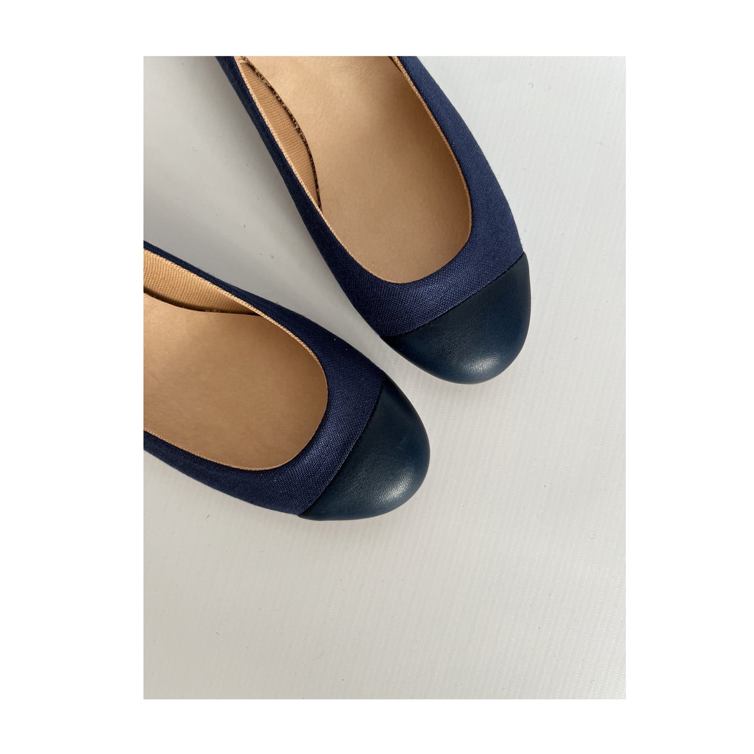 Cap toe Ballerinas in dunkelblau aus leinen und lederkappe detail