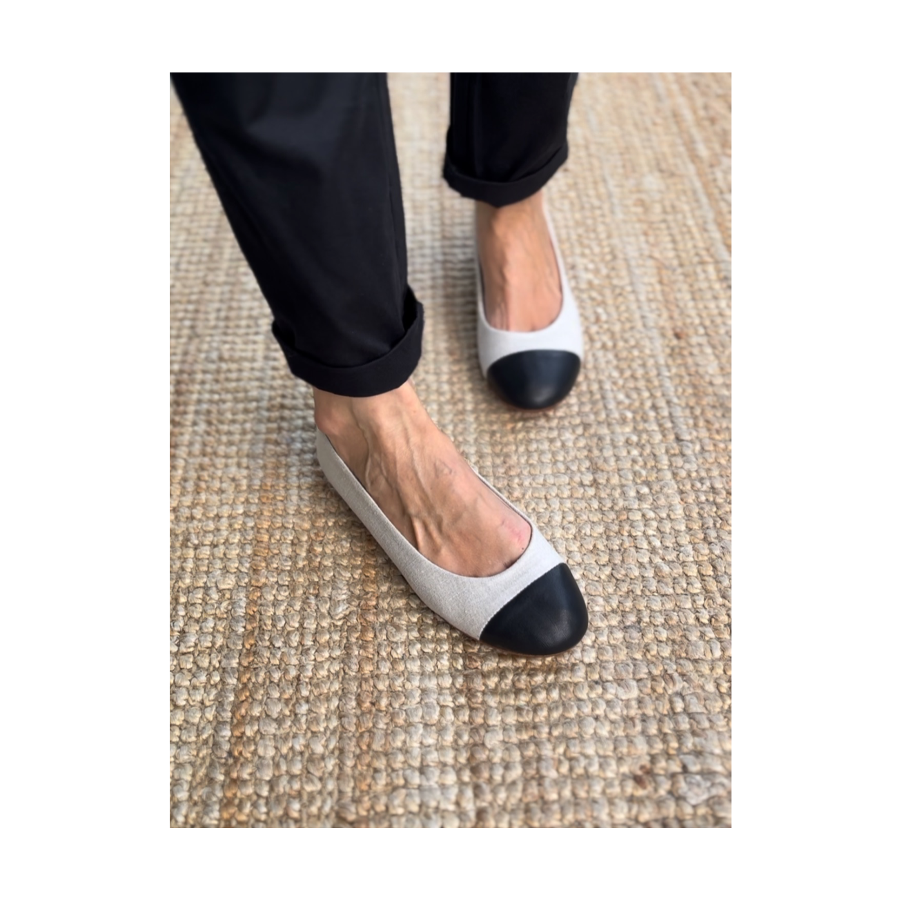 Ballerinas im Chanel-Stil aus natürlichem Leinen mit schwarzer Lederkappe