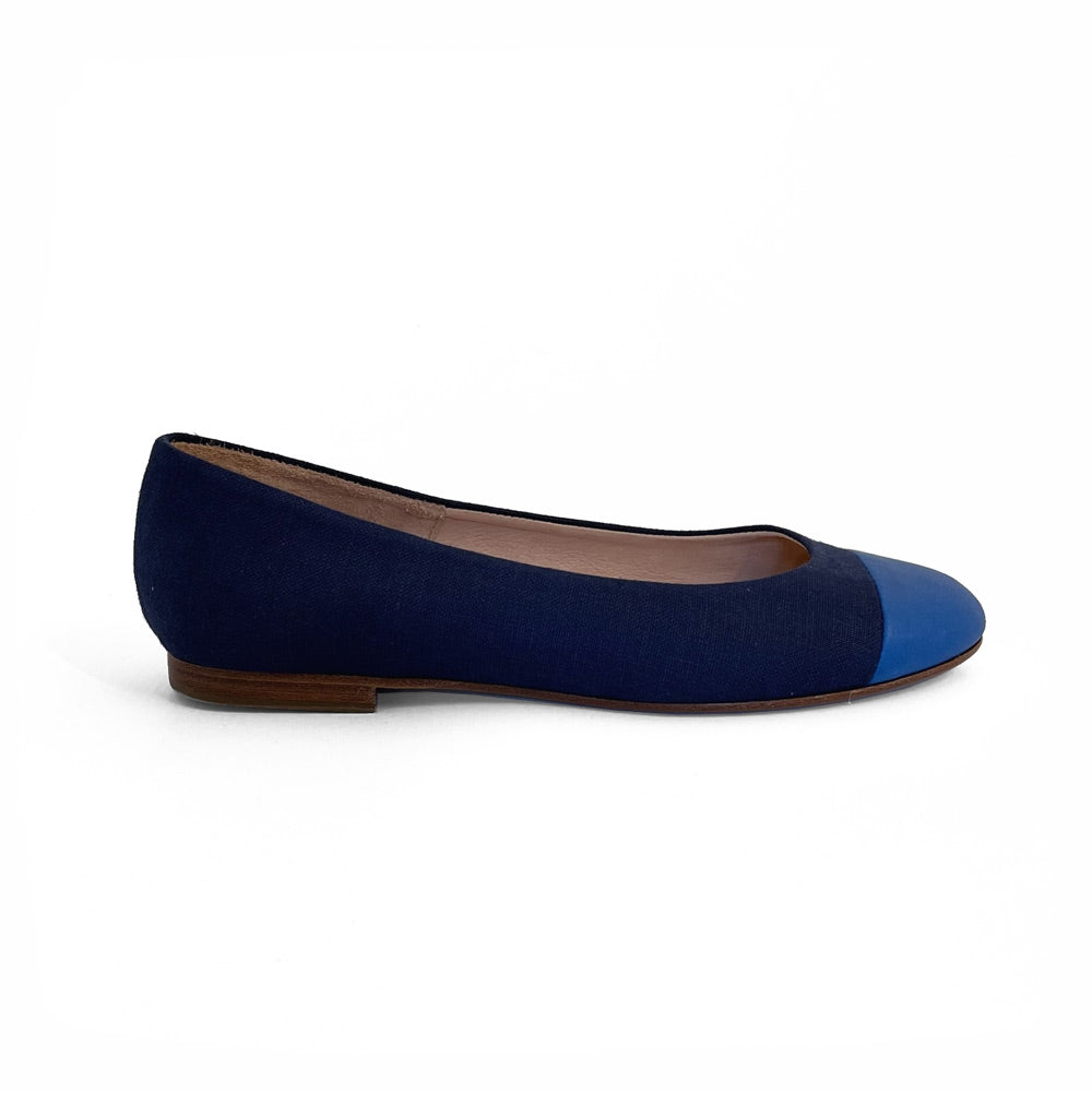 klassische Ballerinas aus leinen und lederkappe in blau von Bayerinas seite