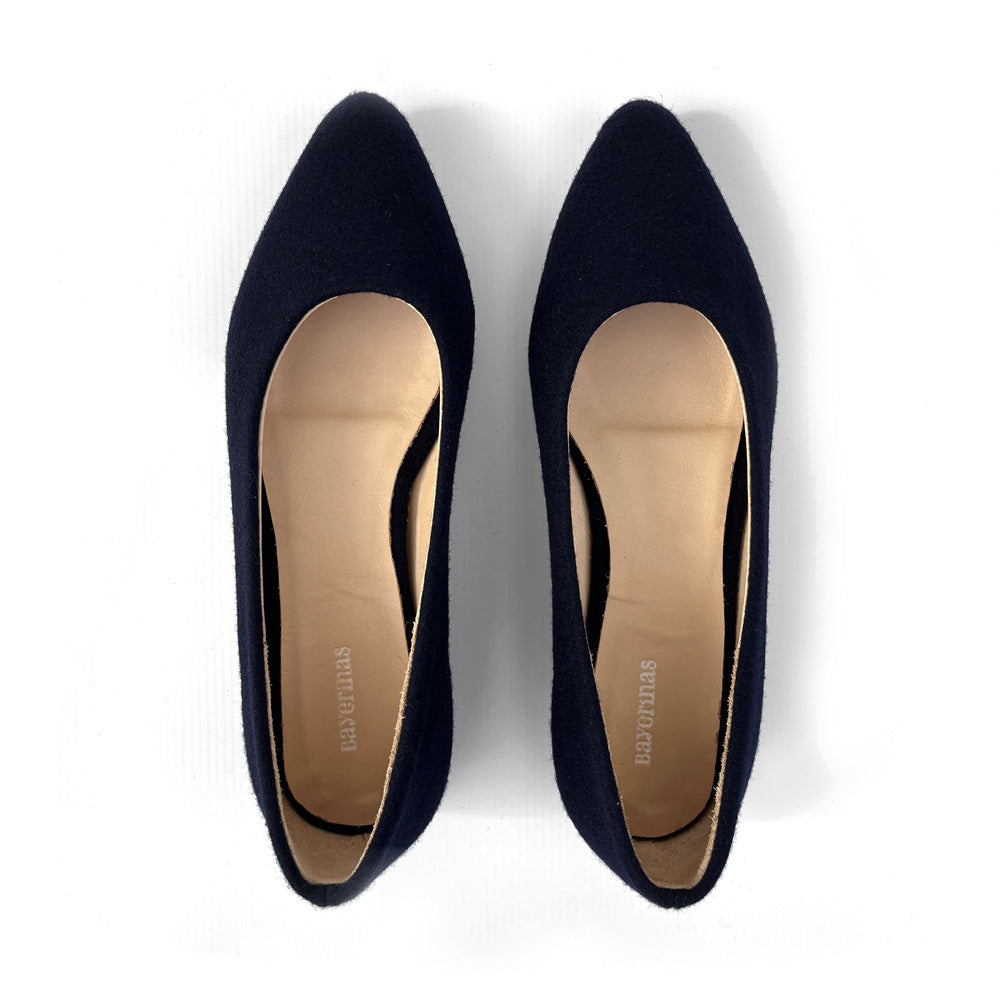 Spitz Ballerinas aus Loden in dunkelblau von Bayerinas