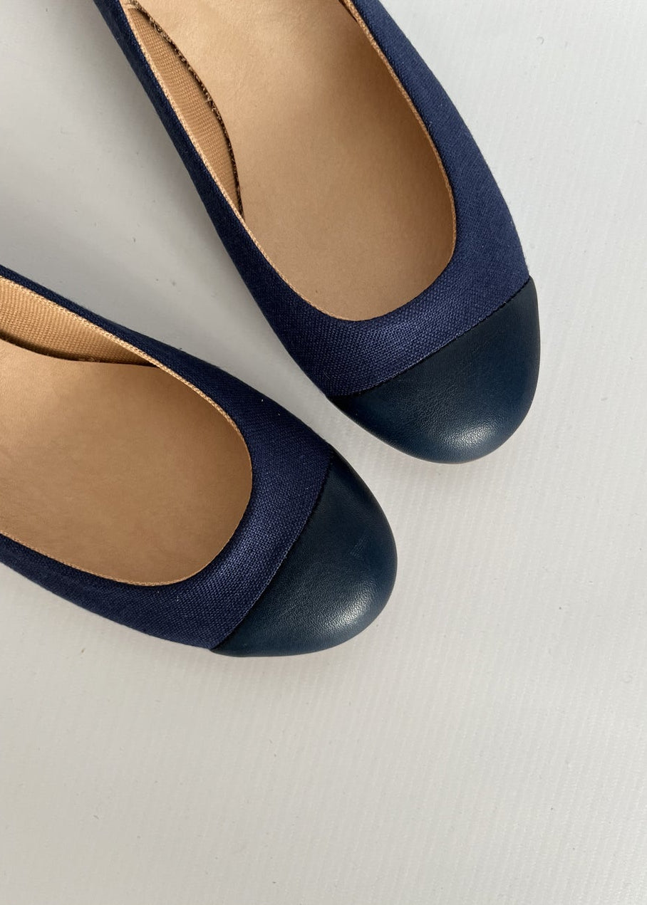 Cap toe Ballerinas in dunkelblau aus leinen und lederkappe detail