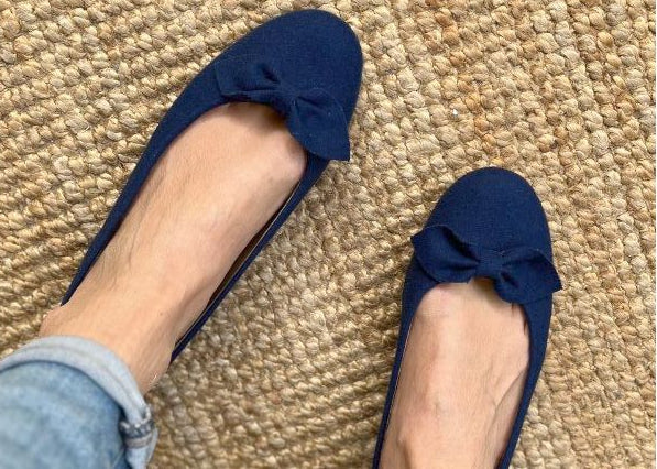 Klassische Ballerinas aus königsblauem Loden mit Schleife