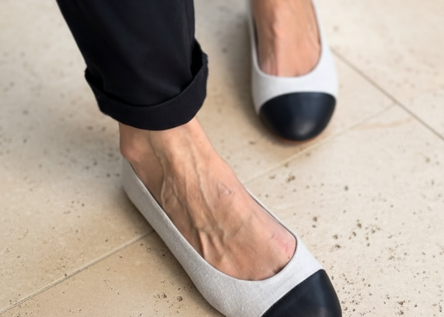 Ballerinas im Chanel-Stil aus natürlichem Leinen mit schwarzer Lederkappe