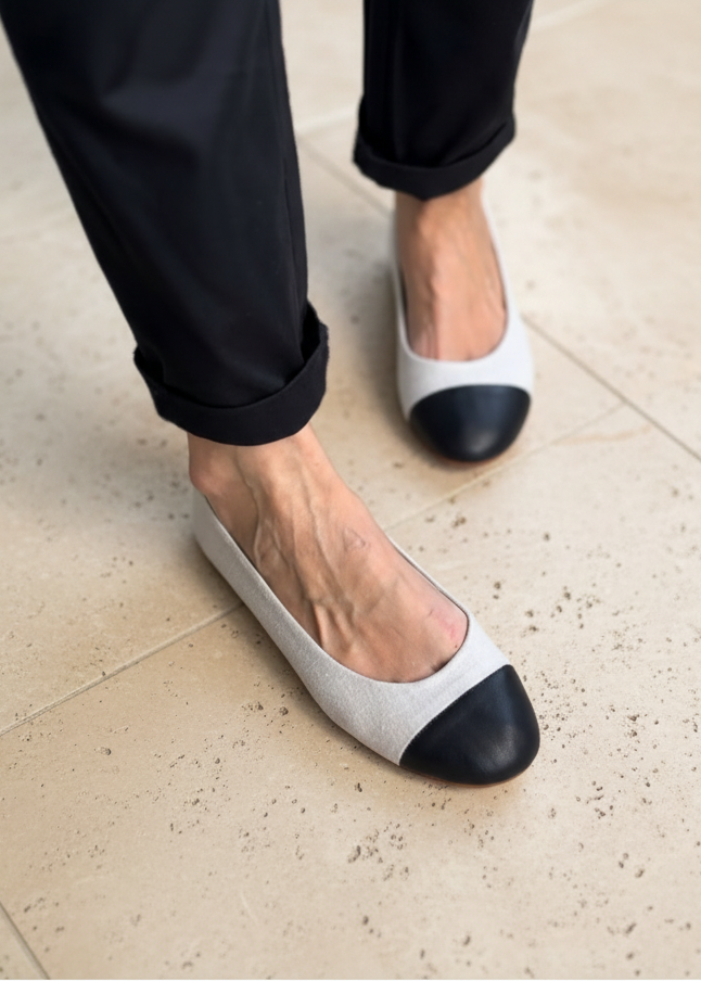 Ballerinas im Chanel-Stil aus natürlichem Leinen mit schwarzer Lederkappe