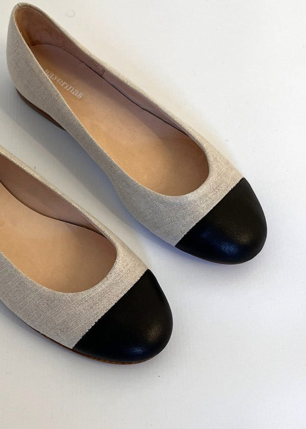 klassische Ballerinas aus leinen und lederkappe in natur und schwarz von Bayerinas detail