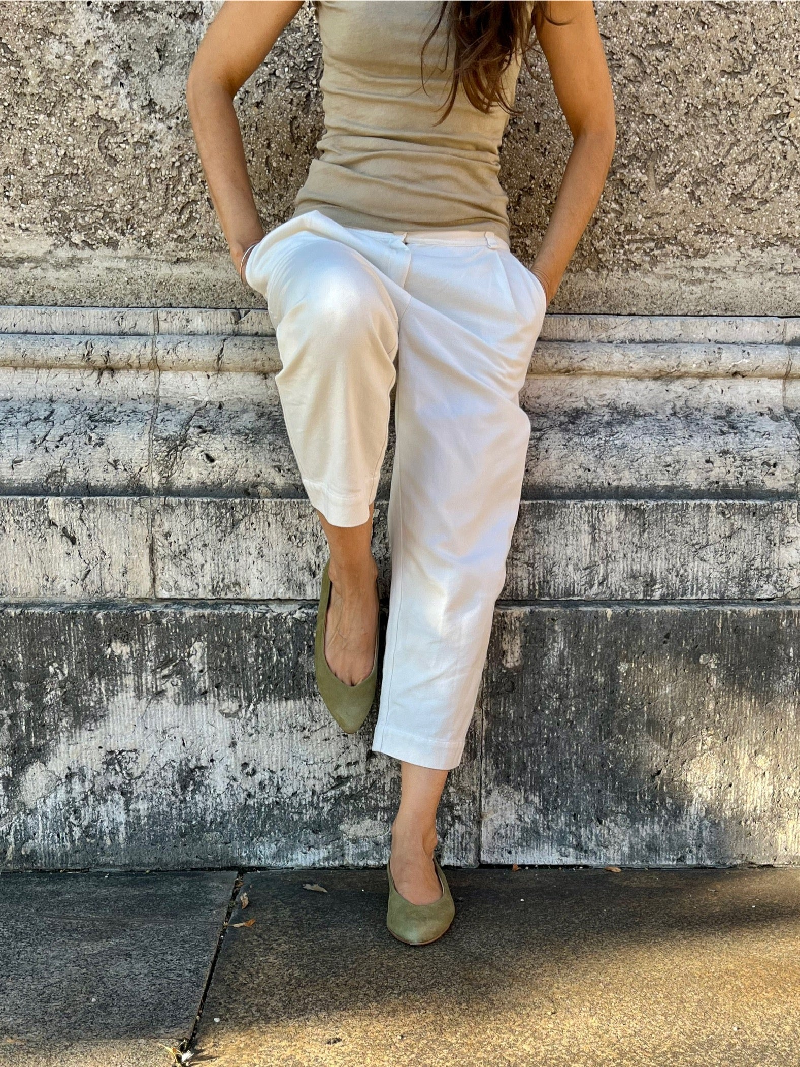 Outfit mit olivgrünen Spitzen Ballerinas