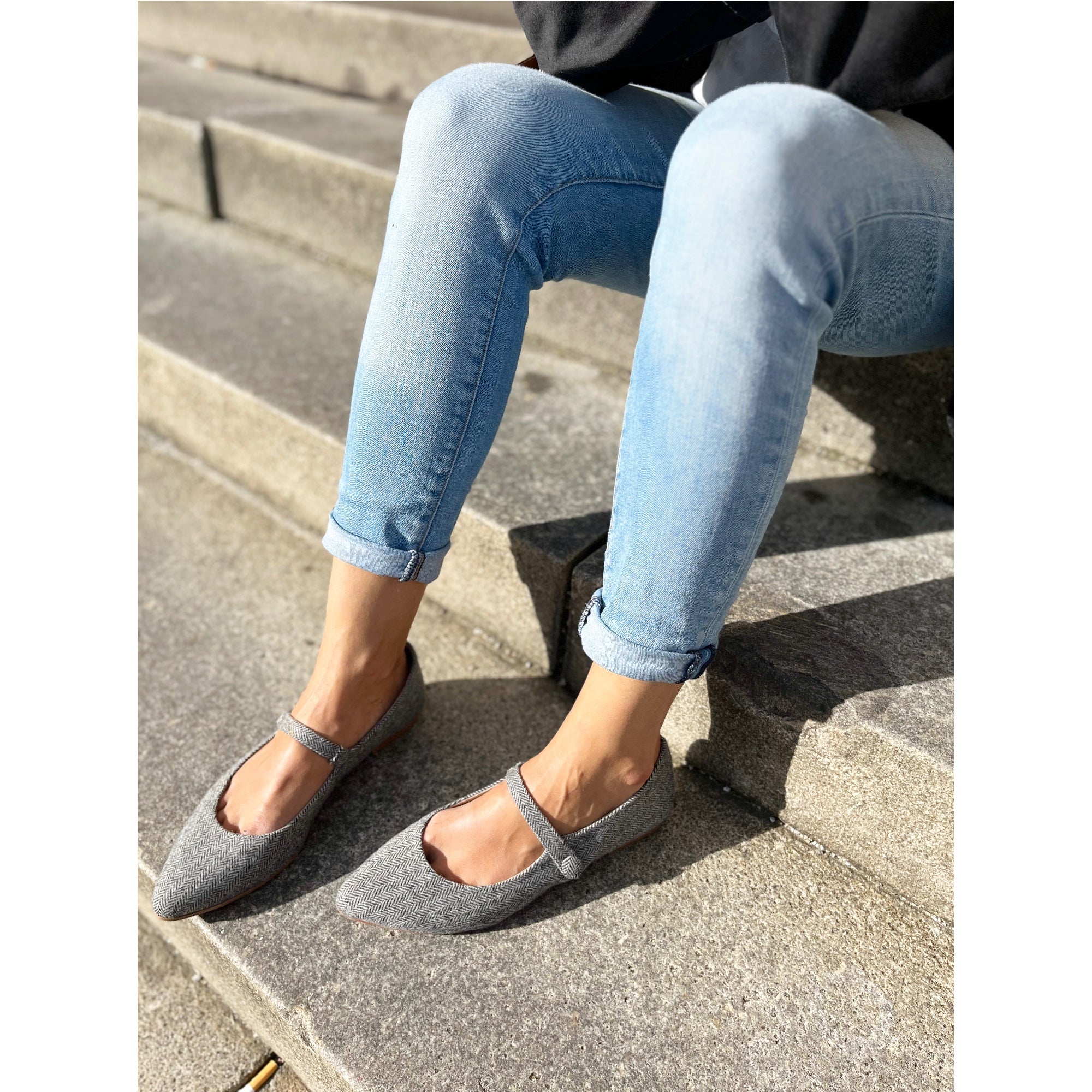 Frau in jeans trägt Mary-Jane Ballerinas