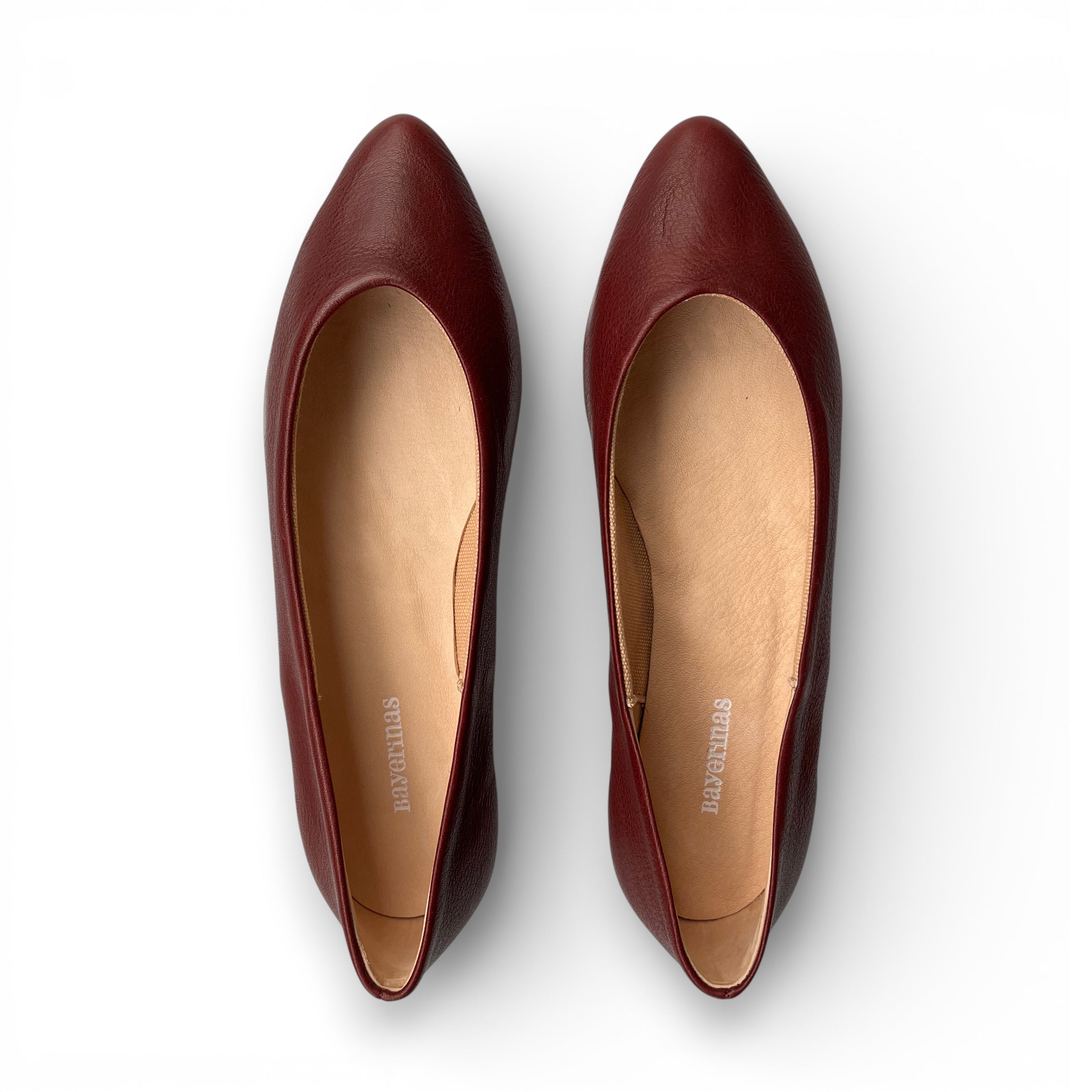 Detail vom elegante Leder-Ballerinas mit spitzer Form in bordeaux