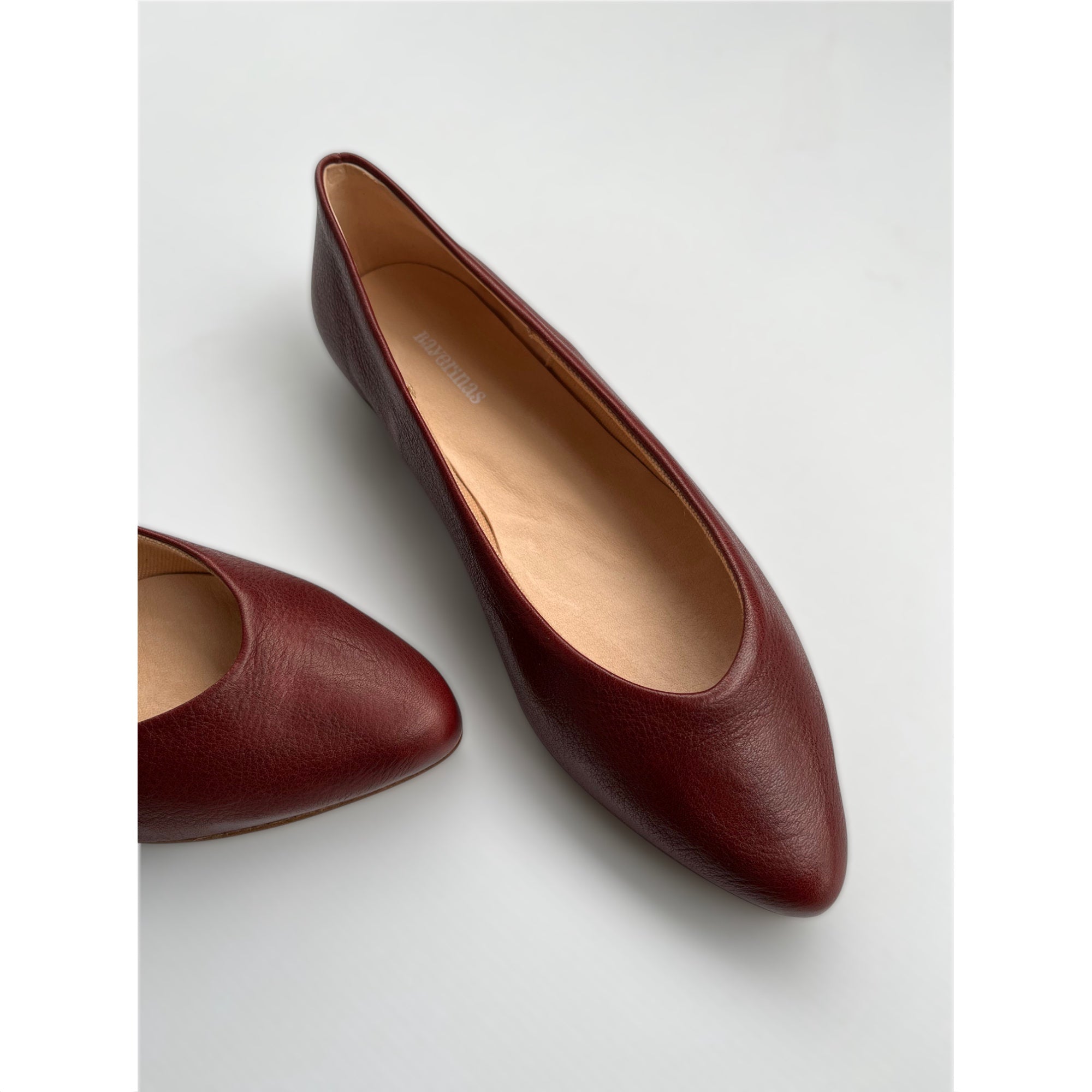 Detail vom elegante Leder-Ballerinas mit spitzer Form in bordeaux