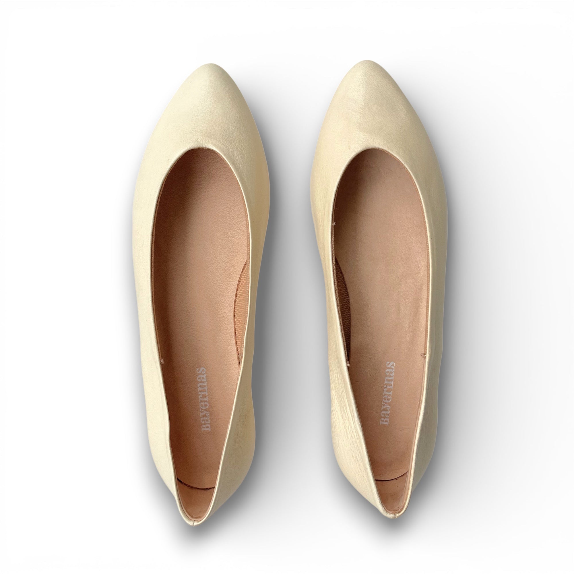 Elegante Leder-Ballerinas mit spitzer Form in cremeweiss
