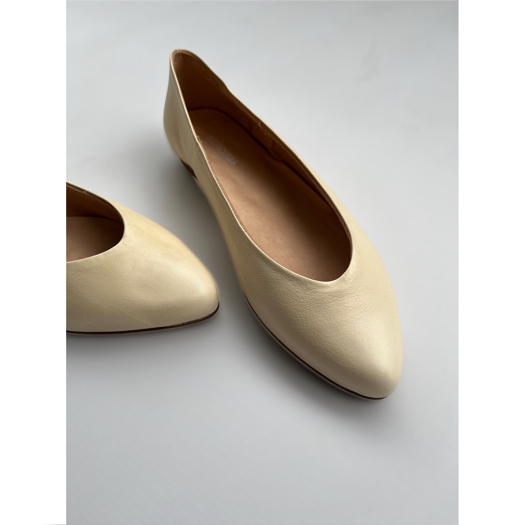 Detail vom elegante Leder-Ballerinas mit spitzer Form in cremeweiss