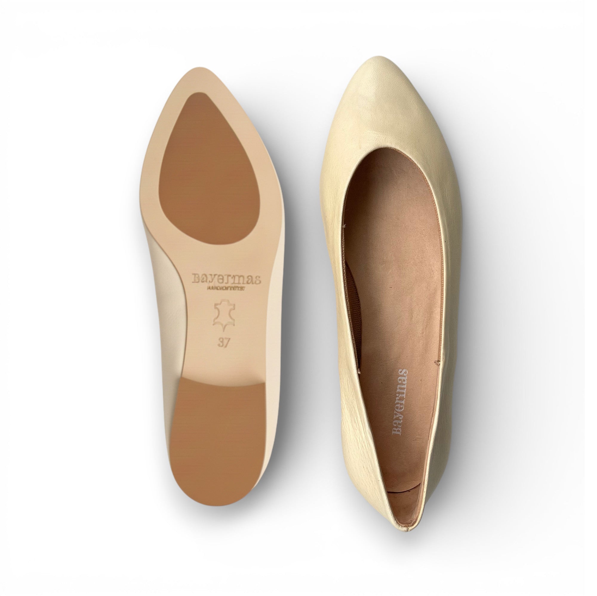 Leder-Ballerinas mit spitzer Form in cremeweiss