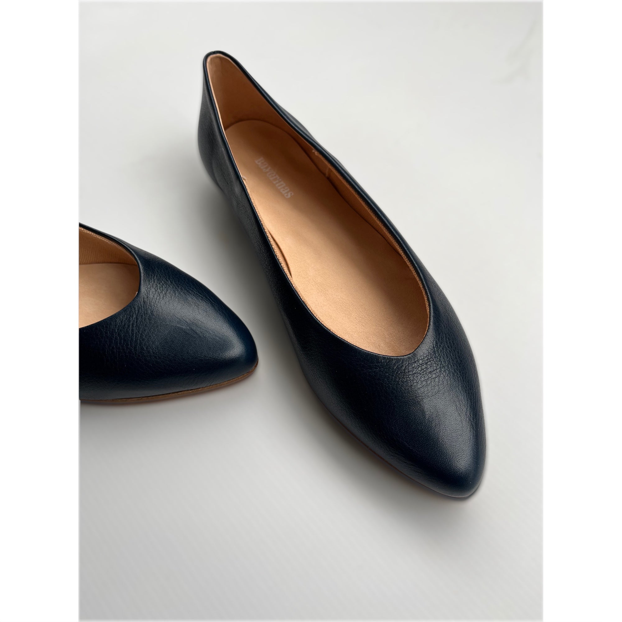 Detail vom elegante Leder-Ballerinas mit spitzer Form in dunkelblau