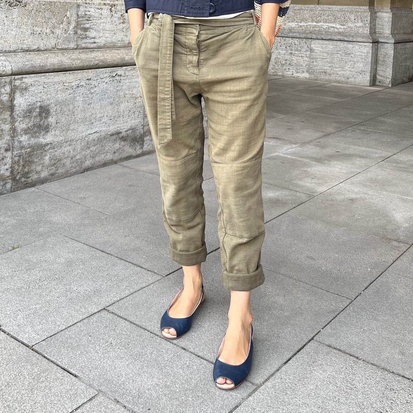 Frau trägt dunkelblaue Peeptoe-Ballerinas aus Leder.
