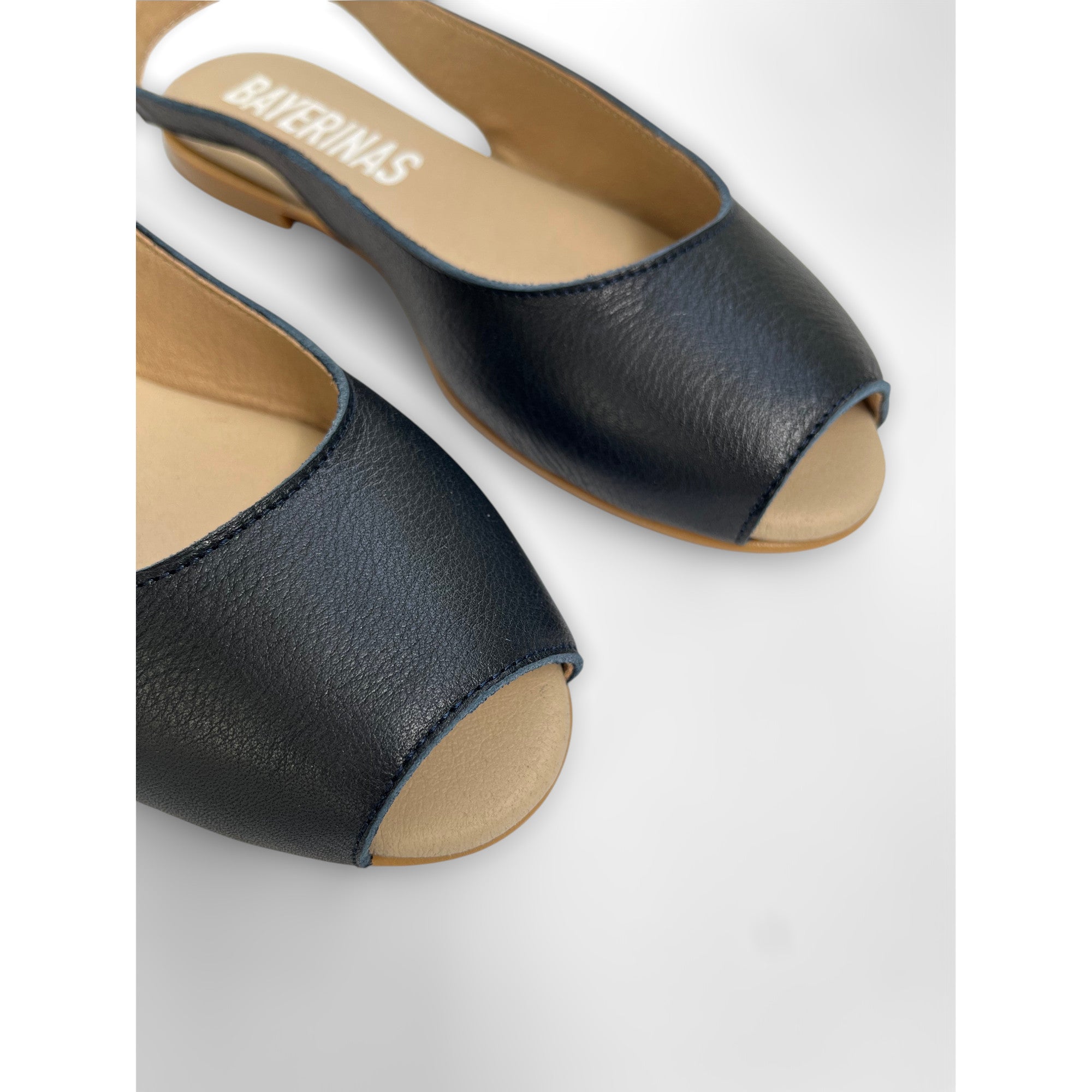 Detailansicht der dunkelblauen Peeptoe-Ballerinas für Damen aus Leder