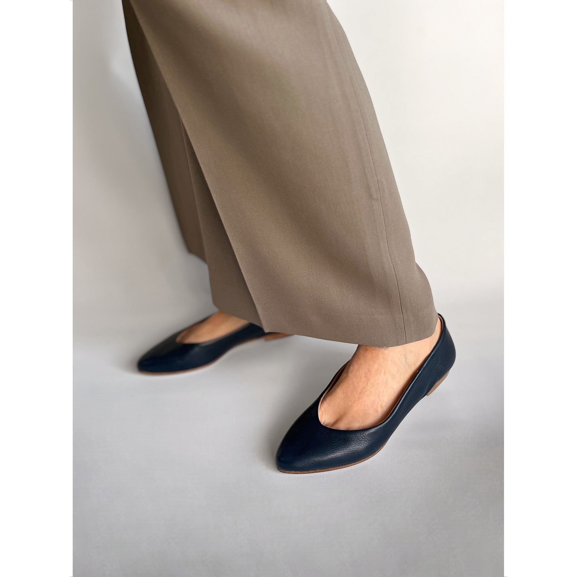 Elegante Ballerinas aus Leder in Dunkelblau mit spitzer Form.