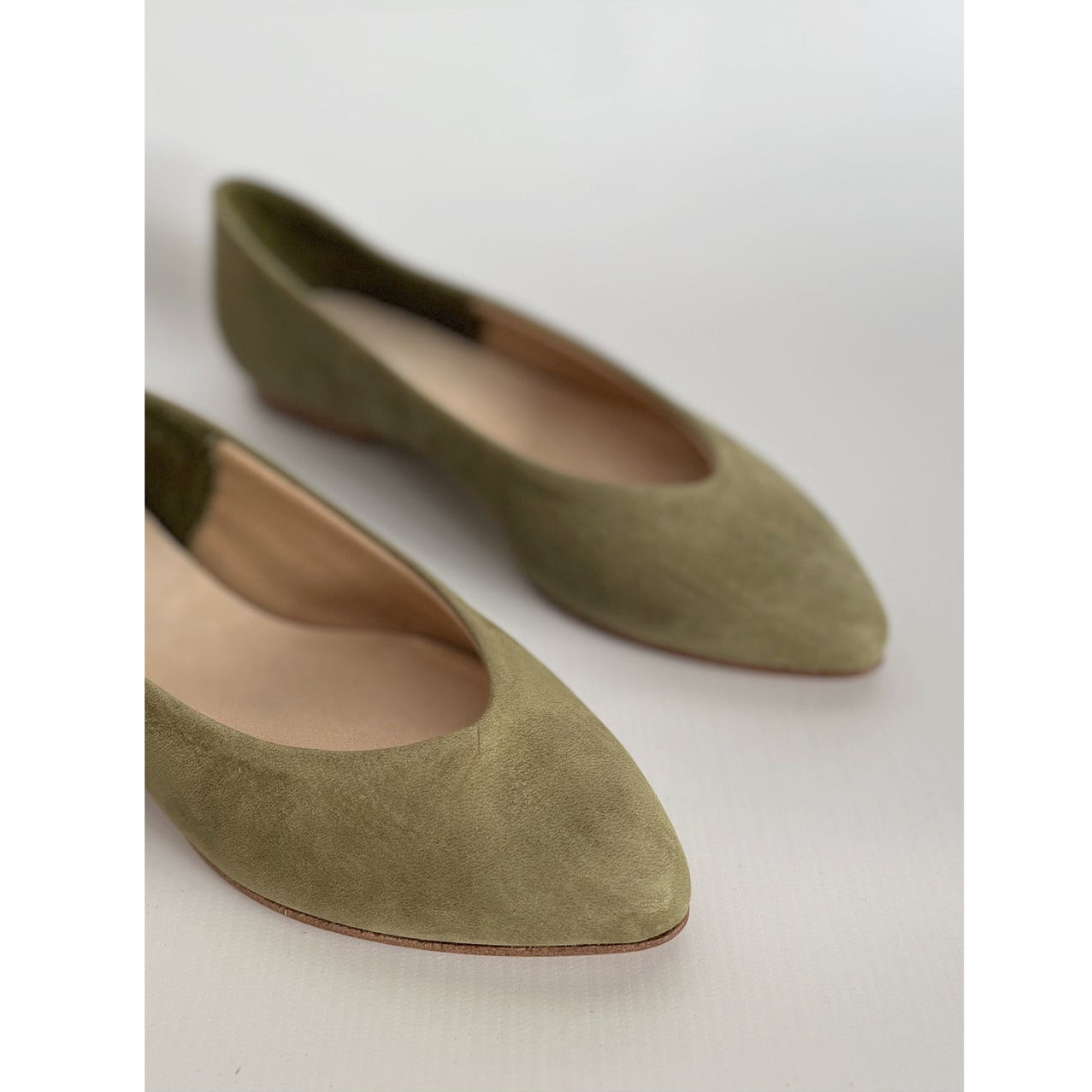 Spitze Ballerinas flats in oliv Farbe Detail Leder