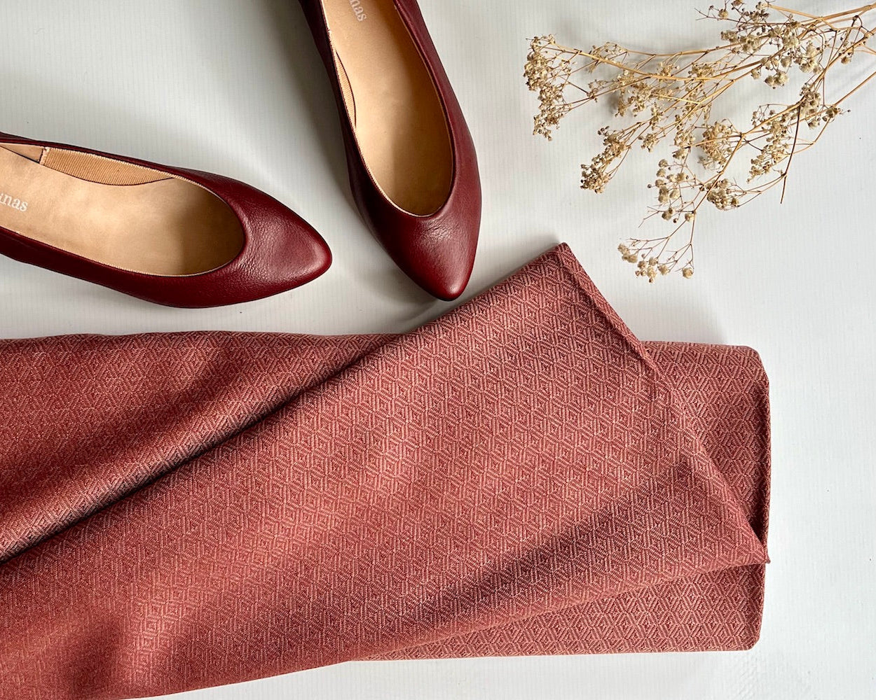 Trachtenstoff in burgundy und passende Ballerinas aus Leder in der gleichen Farbe.