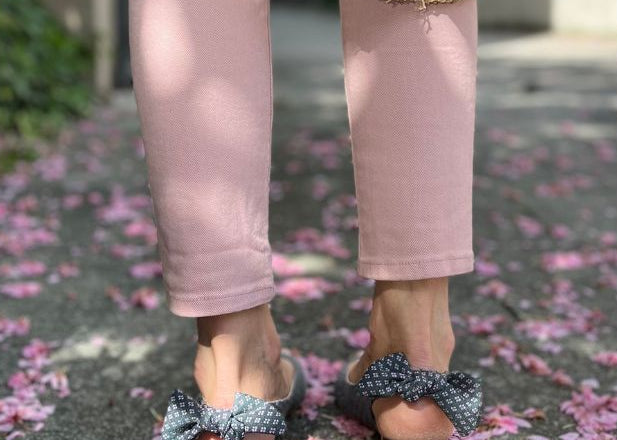 Peep-Toe Ballerinas mit Schleife in blau gemustert
