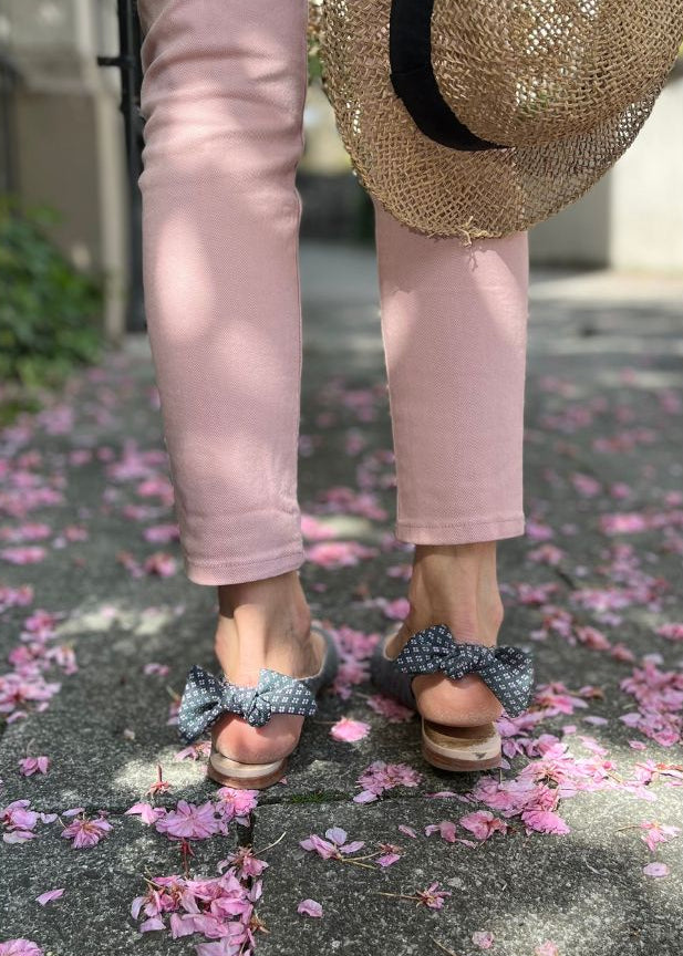 Peep-Toe Ballerinas mit Schleife in blau gemustert